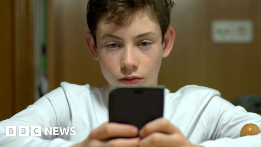 Australia approves social media ban on under-16s