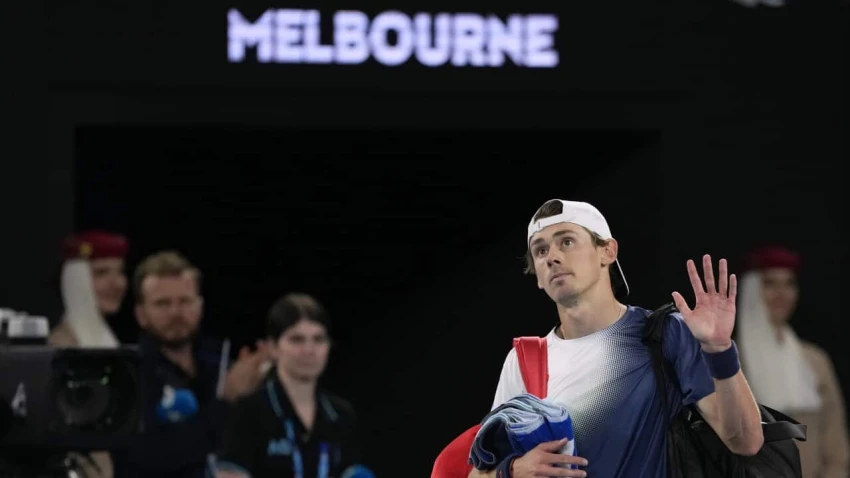 Alex de Minaur knocked out of Australian Open in straight-sets loss to Jannik Sinner